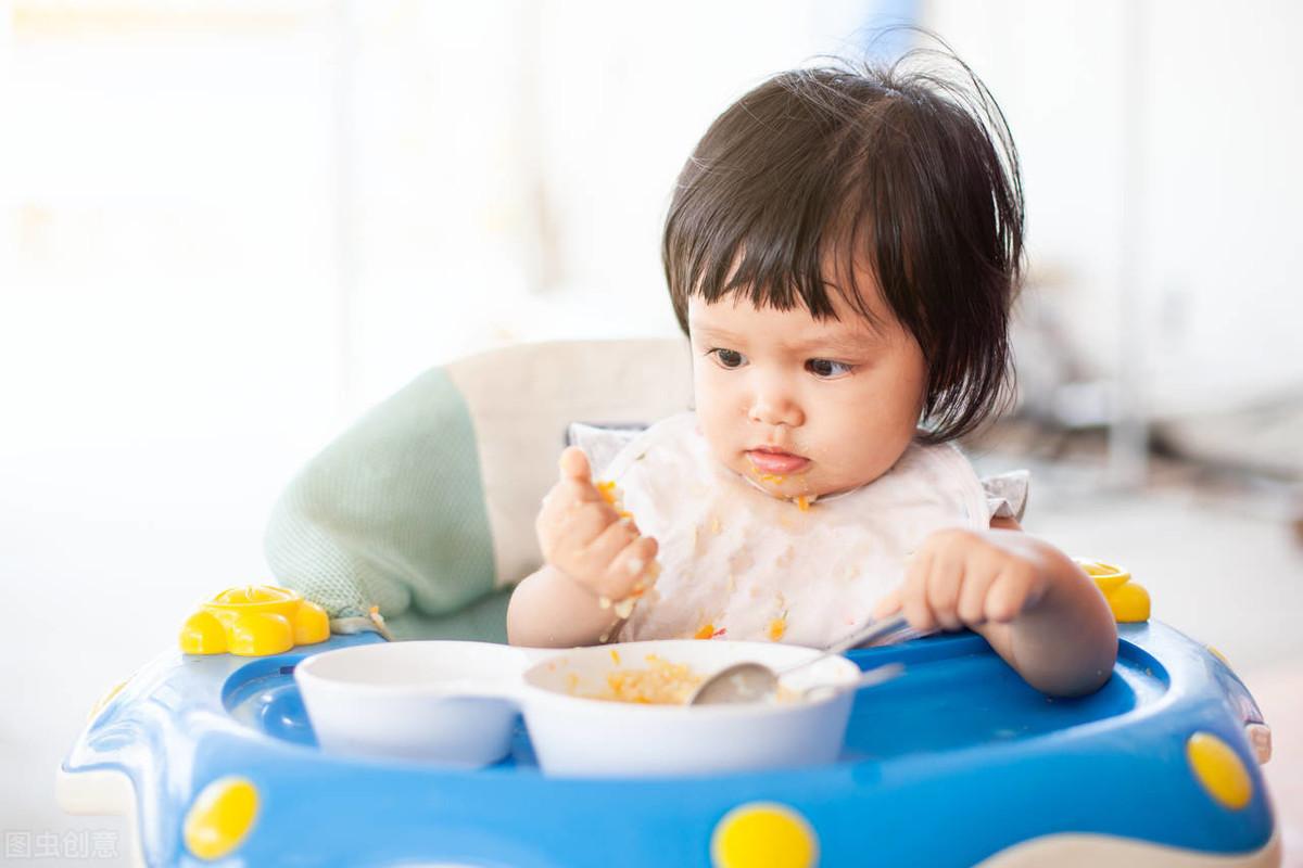 五个月宝宝能吃饭吗？关于婴儿辅食添加的探讨